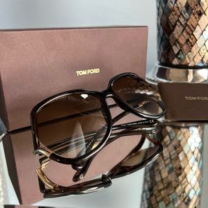 Authentic Tom Ford woman’s sunglasses comes w/authenticity card & original box